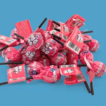 OKI DOKI KIDS cukormentes, eper ízű étrend-kiegészítő nyalóka 9-féle vitaminnal és cinkkel (édesítőszerekkel)  25 db thumbnail 1