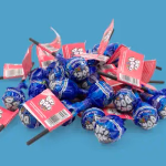OKI DOKI KIDS cukormentes, kék málna ízű étrend-kiegészítő nyalóka 9-féle vitaminnal és cinkkel (édesítőszerekkel)